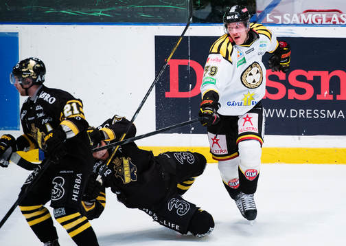 s Derek Joslin tacklas av Brynäs Jonas Nordqvist