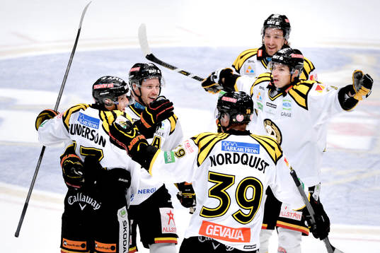 Brynäs Jesper Ollas jublar med lagkamraterna
