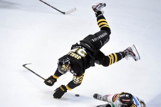 s Derek Joslin tacklas av Brynäs Sebastian Enterfeldt