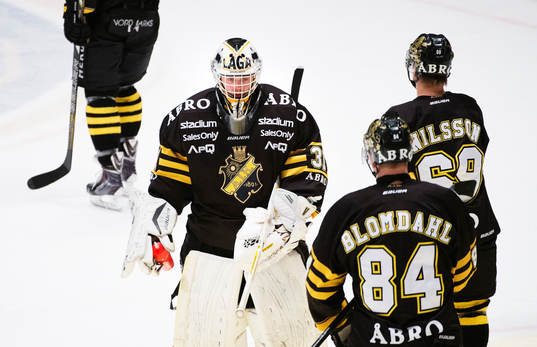 s målvakt Daniel Larsson deppar