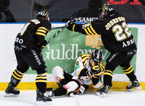 Brynäs Anton Rödin tar sig för ansiktet