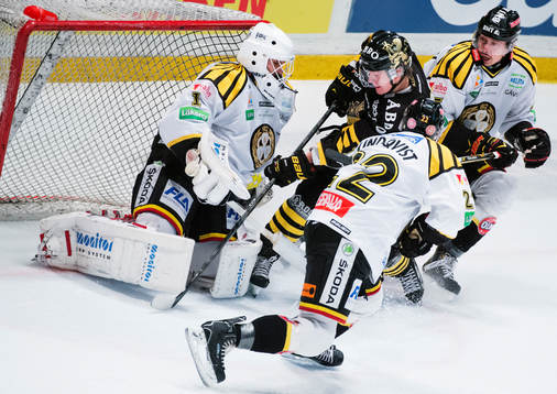 s Esa Pirnes oroar framför Brynäs målvakt Bernhard