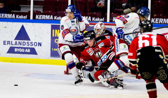 Malmö Redhawks Johan Björk faller framför Oskarshamns