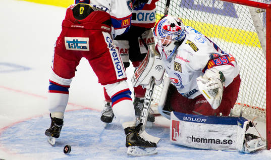 Pucken ligger fri framför Oskarshamns målvakt Michal