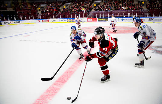 Malmö Redhawks Nicklas Jadeland driver upp pucken och