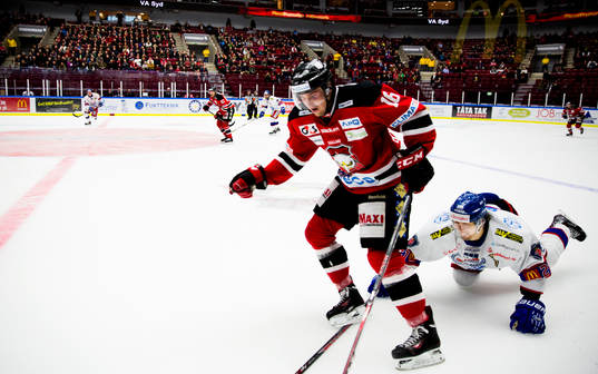 Malmö Redhawks Magnus Häggström driver upp pucken och