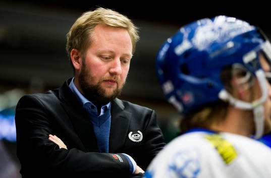 Oskarshamns tränare Fredrik Söderström ser deppig ut