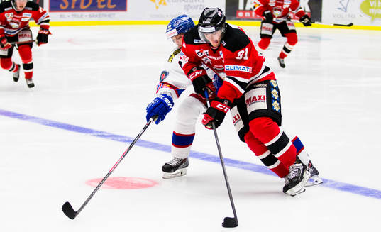 Malmö Redhawks Björn Svensson driver upp pucken och