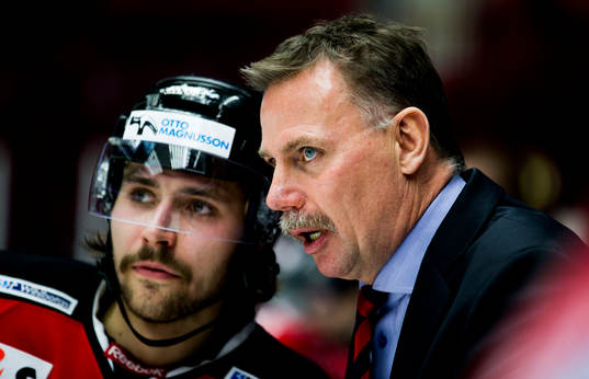Malmö Redhawks tränare Mats Lusth pratar med Ludvig