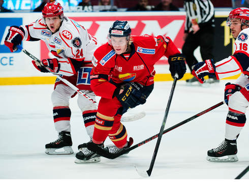 Johan Andersson och Samuel Lofquist  i kamp om pucken