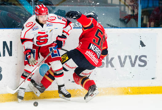 Damien Fleury och Robin Norell i kamp om pucken