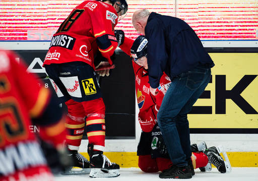 Markus Ljungh hjälps upp av Djurgårdens läkarteam