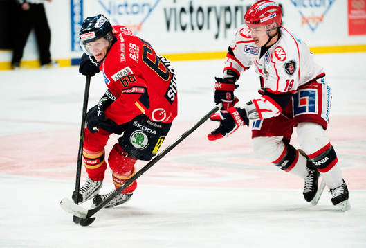 Marcus Sörensen  och Jason Gregoire i kamp om pucken
