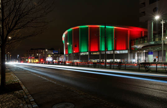 Scandinavium är upplyst i grönt och rött innan