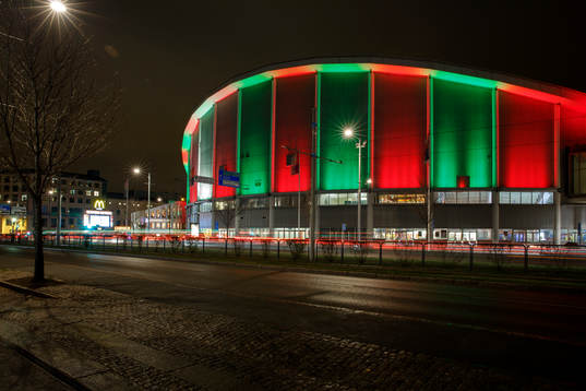 Scandinavium är upplyst i grönt och rött innan