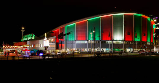 Scandinavium är upplyst i grönt och rött innan