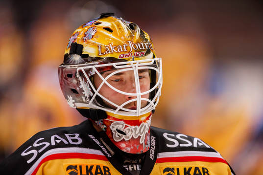Luleås målvakt David Rautio på uppvärmningen innan