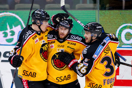 Luleås Linus Persson (mitten) gratuleras av Peter Cehlarik
