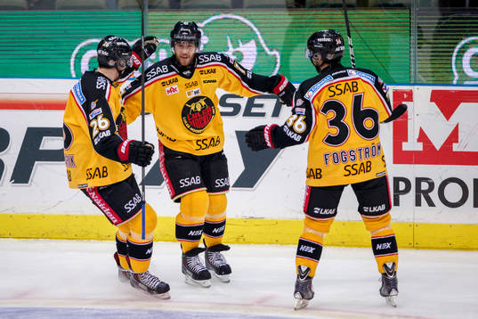 Luleås Linus Persson (mitten) gratuleras av Peter Cehlarik
