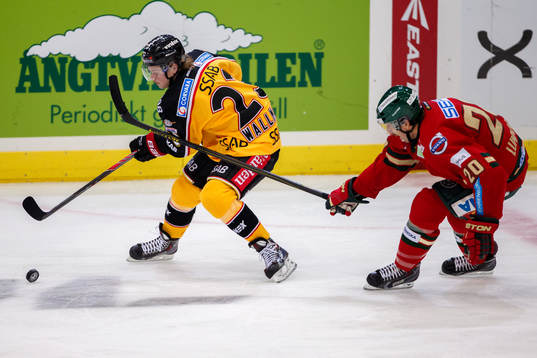 Luleås Lucas Wallmark jagas av Frölunda Joel Lundqvist