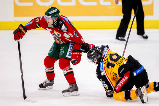 Luleås Daniel Mannberg drar Frölunda Andreas Johnson i
