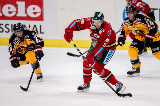 Frölunda Christian Bäckman passar till Oliver Bohm (ej i