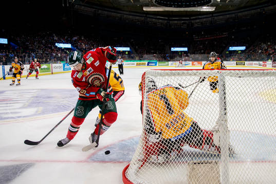 Frölunda Sebastian Collberg med pucken mot Luleås