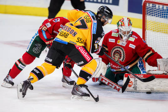 Luleås Linus Persson i kamp om pucken med Frölundas