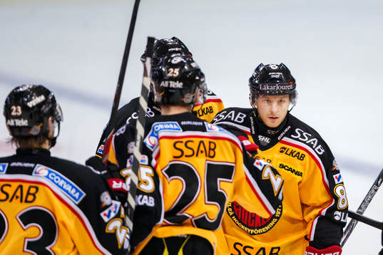 Luleås Linus Klasen (h) gratuleras