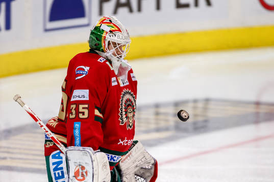 Frölunda målvakt Linus Fernström räddar ett skott