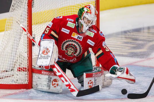 Frölunda målvakt Linus Fernström blockerar pucken
