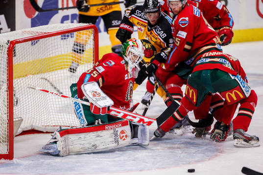 Pucken ligger fri framför Frölundas målvakt Linus