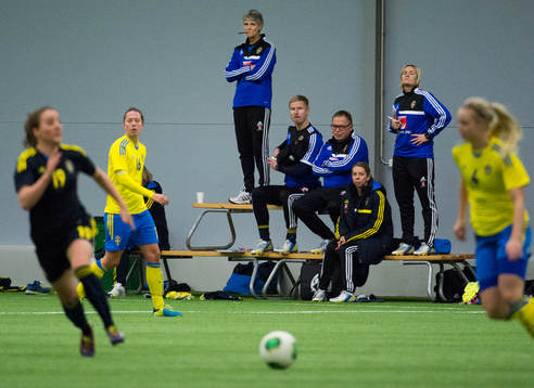 Pia Sundhage, förbundskapten Sverige övervakar
