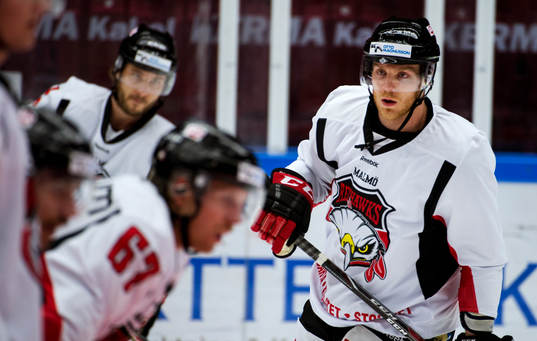 Malmö Redhawks nyförvärv David Liffiton innan matchen i