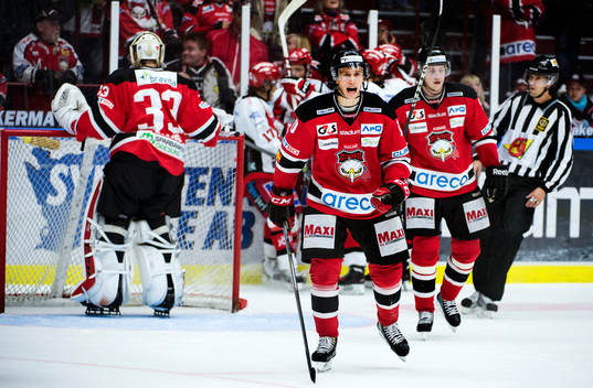 Malmö Redhawks Robin Alvarez skriker på sina lagkamrater