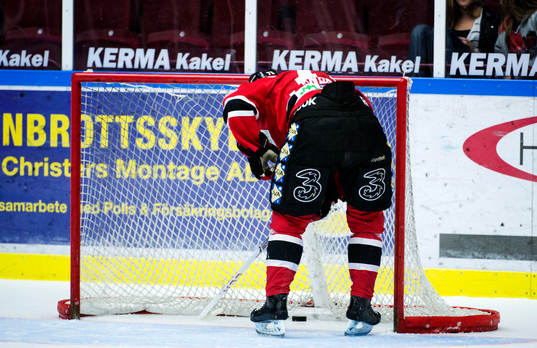Malmö Redhawks Rasmus Andersson hämtar pucken i mål