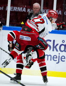 Almtunas Daniel Hermansson får en tackling
