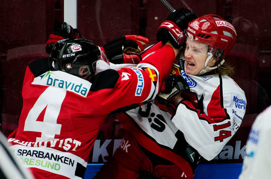 Malmö Redhawks Anton Blomkvist trycker till Almtunas