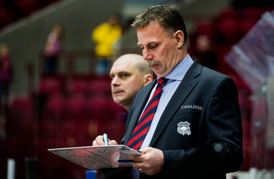 Malmö Redhawks tränare Mats Lusth skriver på sin