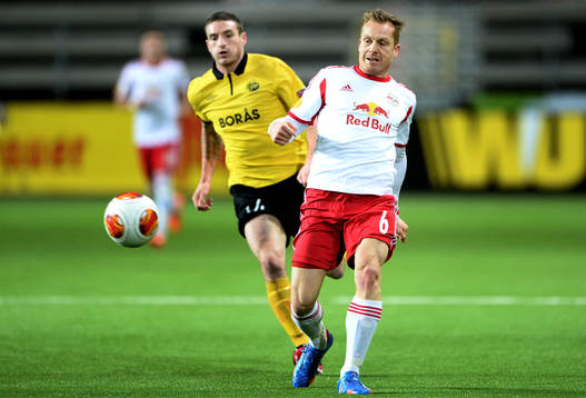 Salzburgs Christian Schwegler jagas av Elfsborgs James Keene