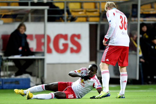 Salzburgs Sadio Mané blir liggande