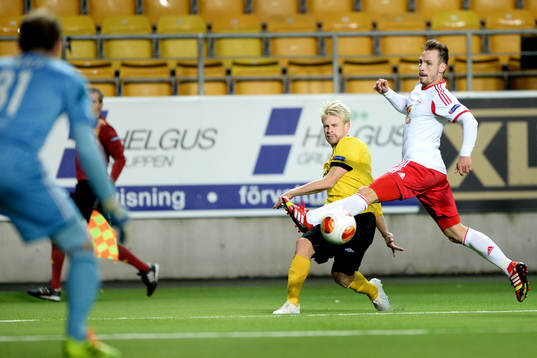 Elfsborgs Johan Larsson slår ett inlägg