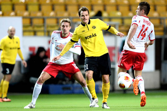 Elfsborgs Henning Hauger tar sig förbi Salzburgs Stefan