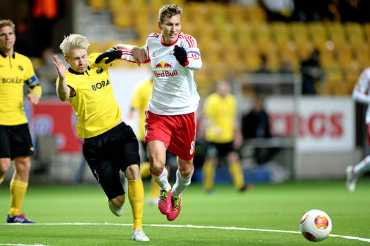 Elfsborgs Johan Larsson och Salzburgs Florian Klein i kamp