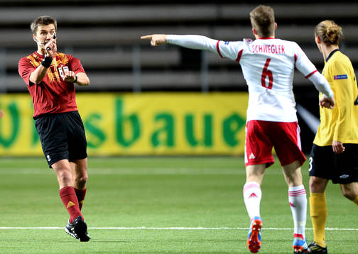 Domare Kristo Tohver ger Salzburgs Christian Schwegler en