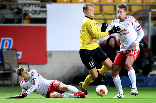 Elfsborgs Viktor Claesson i kamp om bollen med Salzburgs