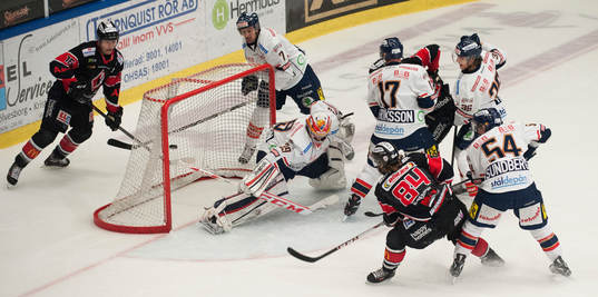 Karlskronas Jimmy Andersson skjuter 1-0 och jublar