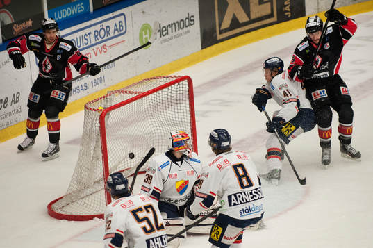 Karlskronas Jordan Smotherman gör 2-0 i ishockeymatchen i
