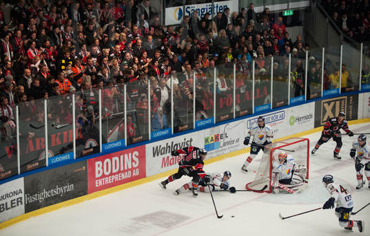 Karlskrona anfaller framför hemmaklacken i ishockeymatchen