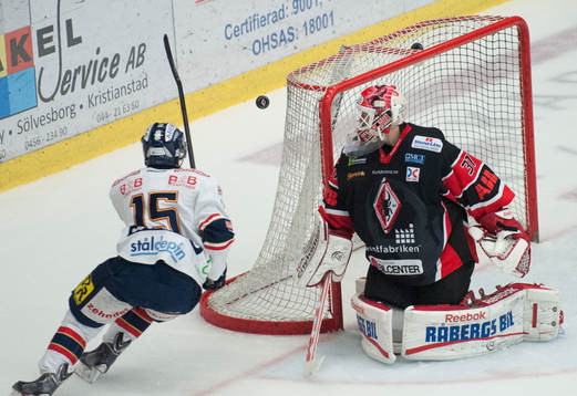 Djurgårdens Steve Saviano mot Patrick Galbraith i